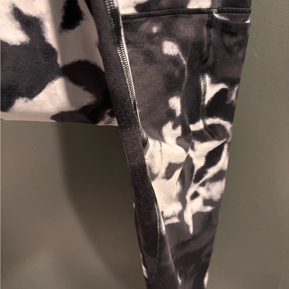 Under Armour High Rise Tie Dye Leggings Black White Ink Wash Size Large - Picture 11 of 15